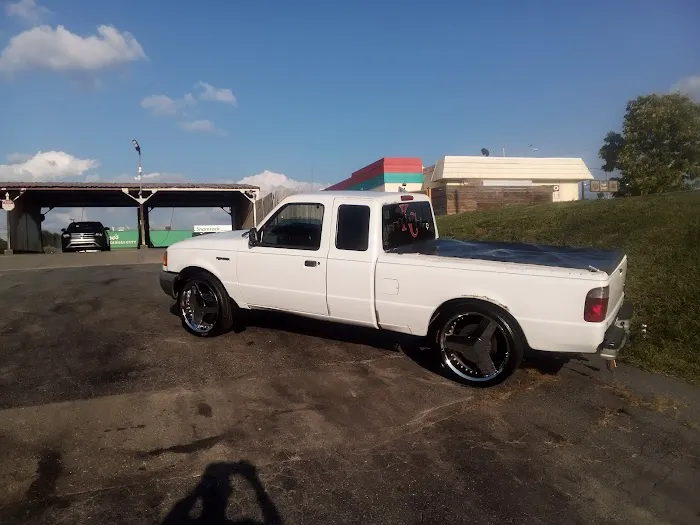 Mission Road Car Wash Picture 3