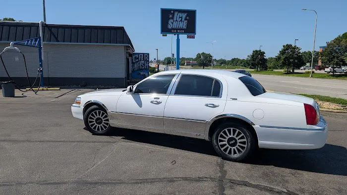 Icy Shine Car Wash Picture 3