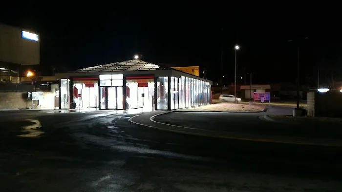 Glass House Car Wash Picture 4