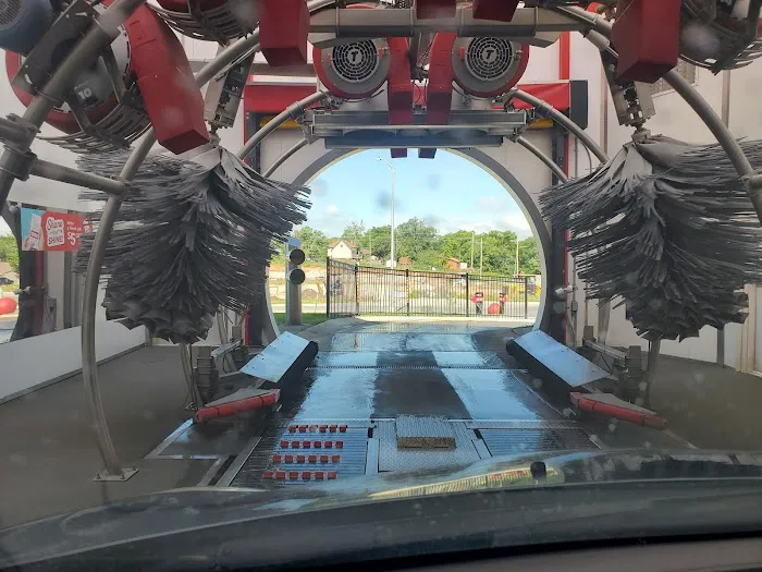 Tommy's Express® Car Wash Picture 6