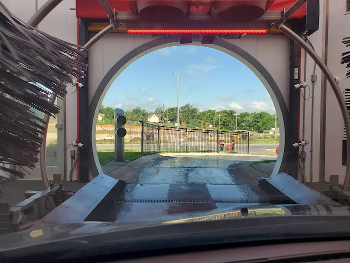 Tommy's Express® Car Wash Picture 8