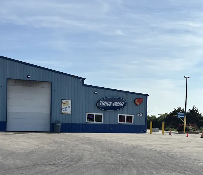 Truck Wash at Love's Travel Stops Picture 2