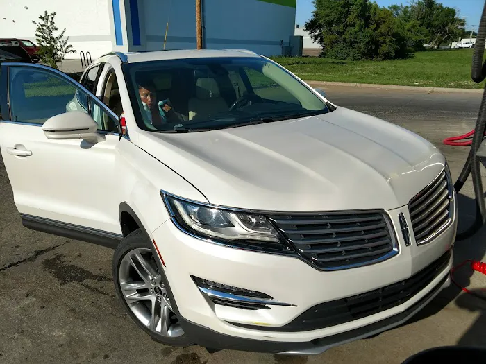 Squeaky Clean Car Wash Picture 6