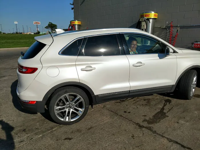 Squeaky Clean Car Wash Picture 4