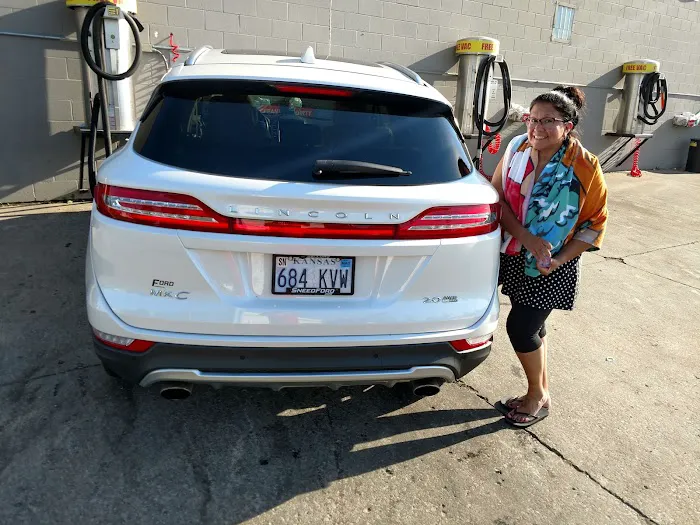 Squeaky Clean Car Wash Picture 9