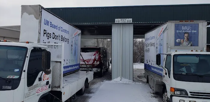 Oakland Plaza Car & Truck Wash Picture 6