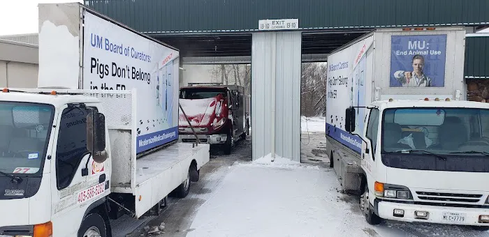 Oakland Plaza Car & Truck Wash Picture 7
