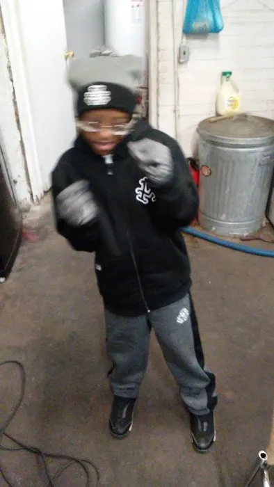 Clean Tracks Hand Carwash Picture 1