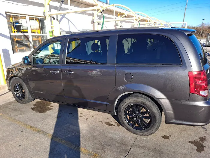 Gorilla Express Auto Wash - Godfrey Picture 9