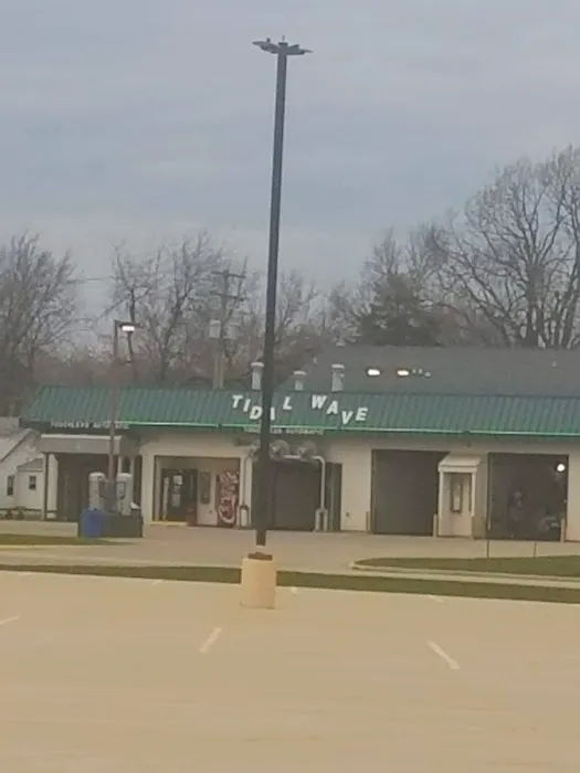 Tidal Wave Car Wash Picture 5