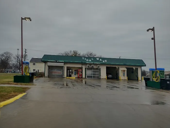 Tidal Wave Car Wash Picture 7