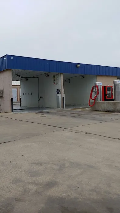 E-Z Clean Carwash Picture 1