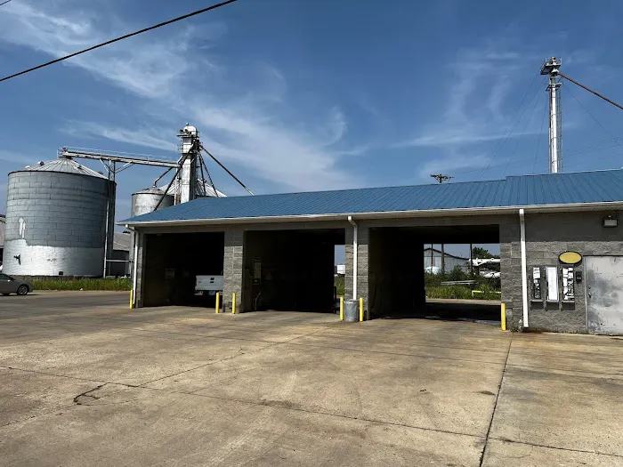 E-Z Clean Car Wash Picture 2