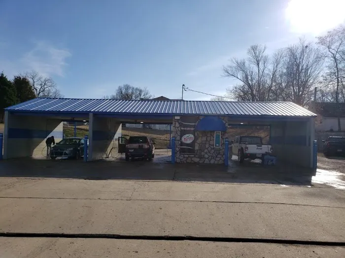 E-Z Clean Car Wash Picture 1