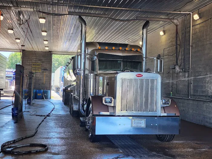 Finish Line Truck Wash Picture 1
