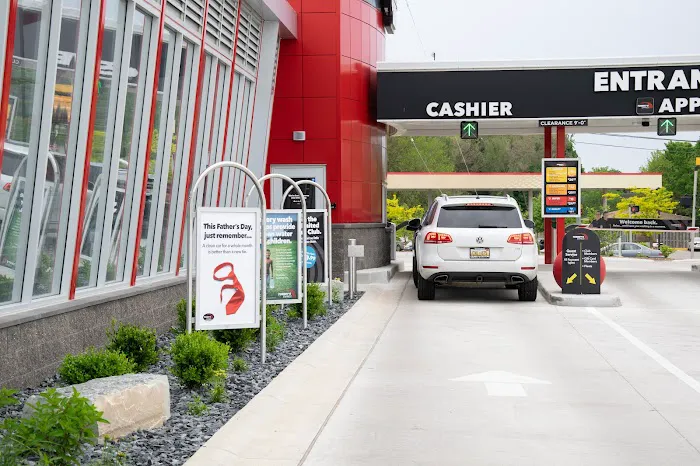 Tommy's Express® Car Wash Picture 8