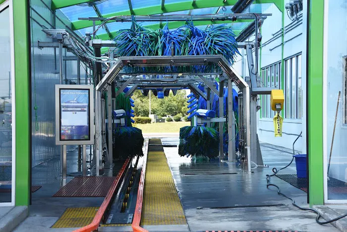 Fast Freddy’s Car Wash Picture 6