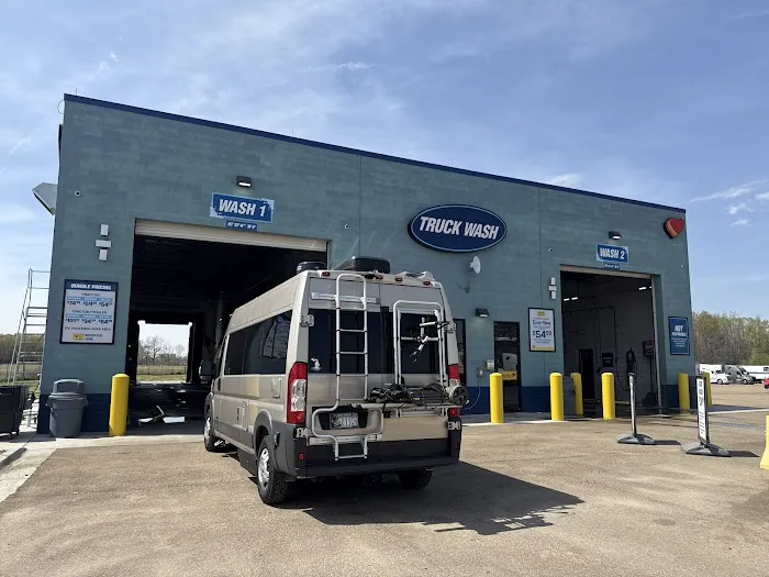 Truck Wash at Love's Travel Stops Picture 4