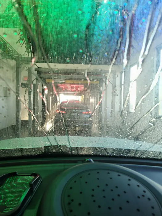 Whistle Express Car wash Picture 5