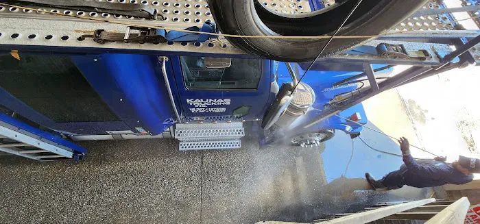 Diamond Truck & trailer Wash Picture 4