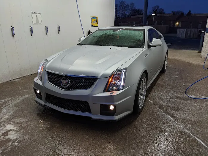 Deno's Car Wash Picture 4