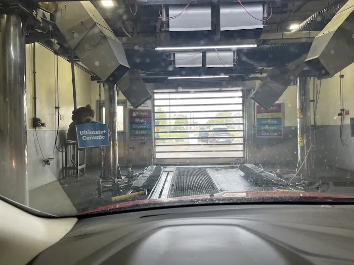 Mike's Carwash Picture 4