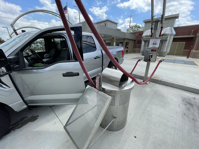 Mike's Carwash Picture 4