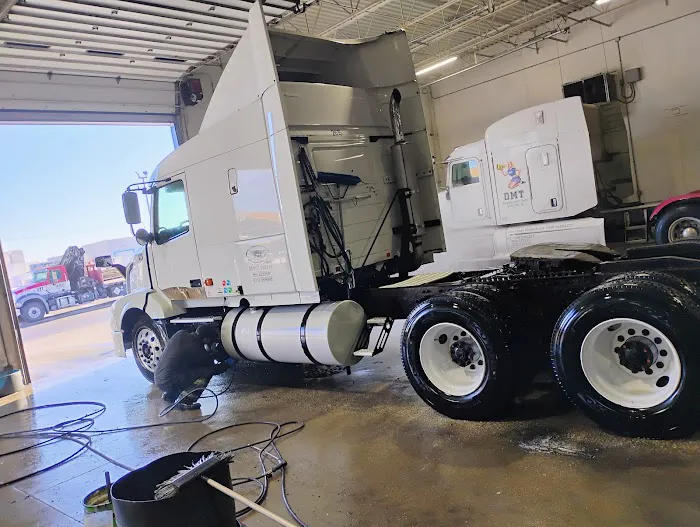 Lola's Truck Wash Picture 1