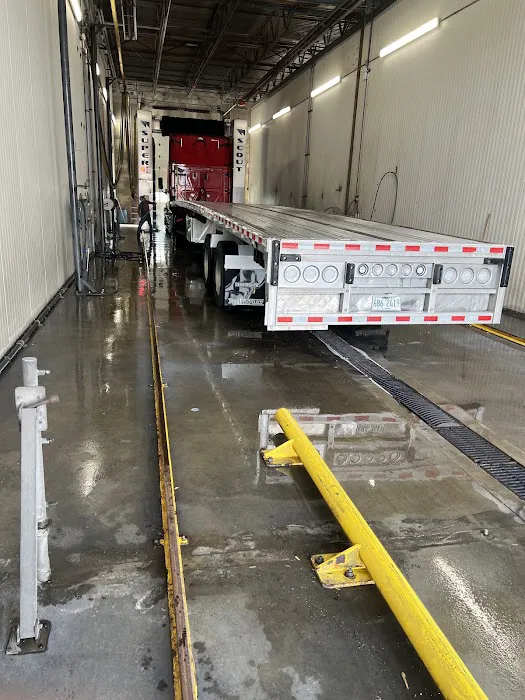 Lola's Truck Wash Picture 4