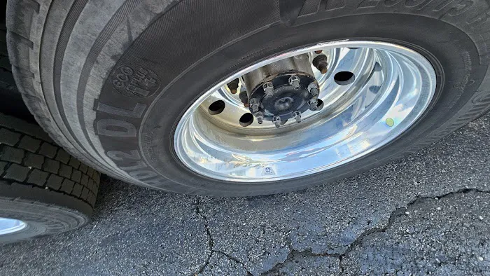 Lola's Truck Wash Picture 2