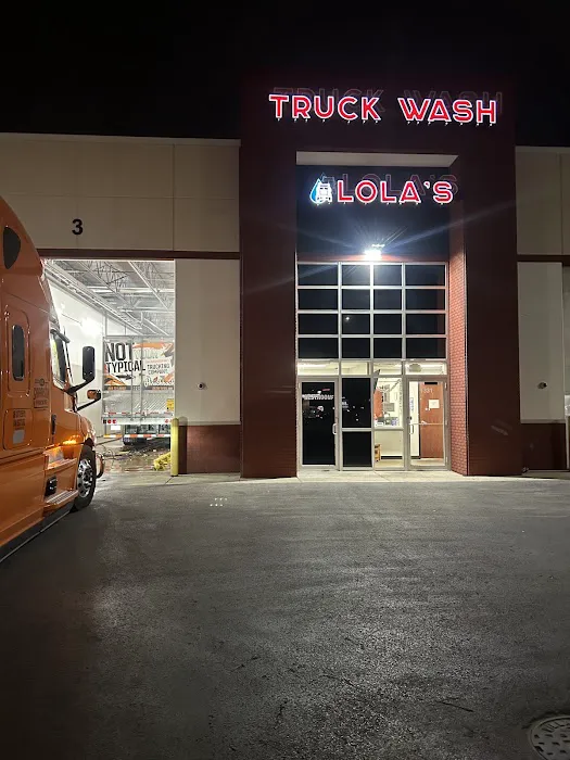 Lola's Truck Wash Picture 5
