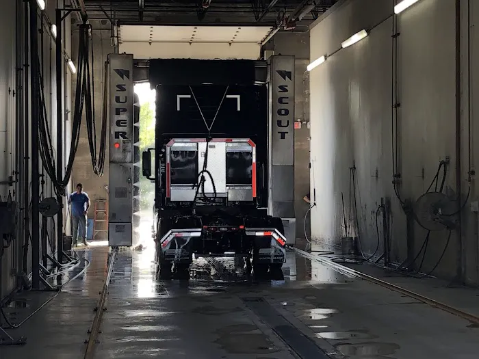 Lola's Truck Wash Picture 9