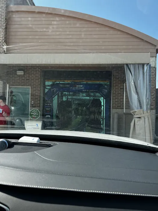 Liquid Sunshine Car Wash Picture 7