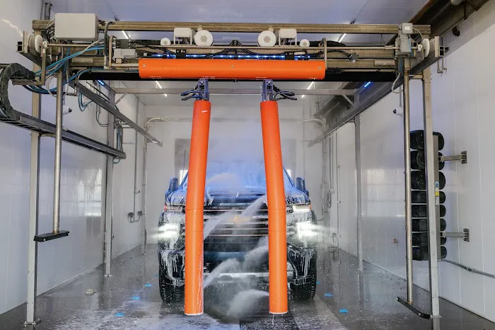 Clementine's Carwash Picture 3