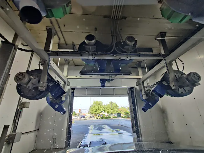 Fuller's Car Wash Picture 3