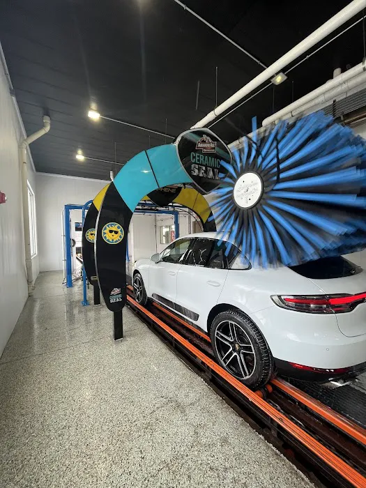 Liquid Sunshine Car Wash - Aurora Picture 6