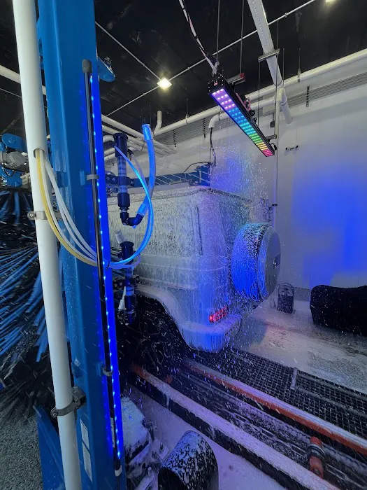 Liquid Sunshine Car Wash - Aurora Picture 7