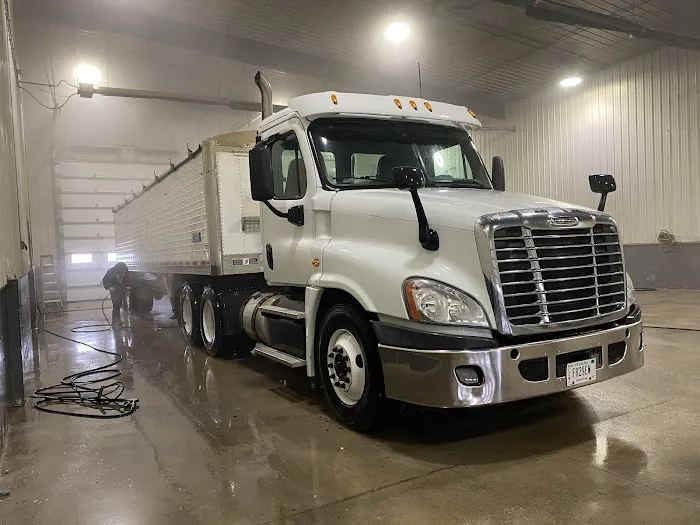 Wabash County Truck Wash Inc. Quick, easy in and out Picture 4