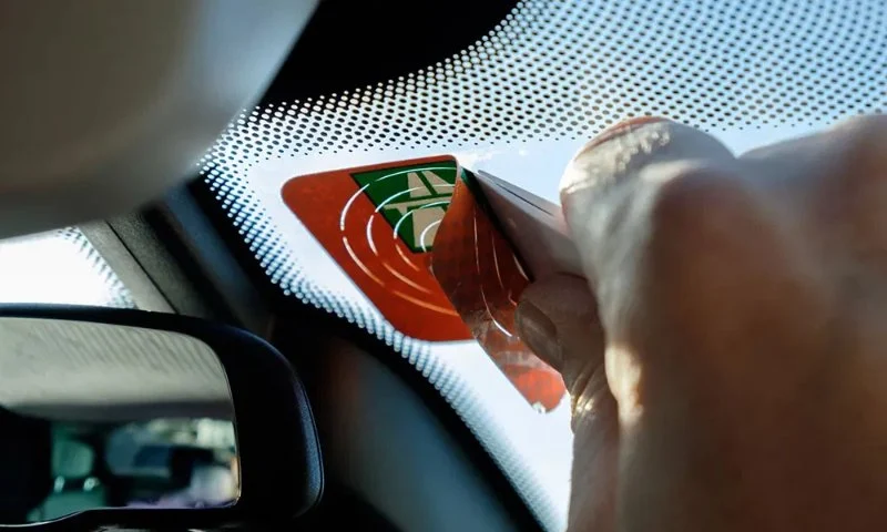 How to Effectively Remove Sticky Labels or Adhesives from Car Glass