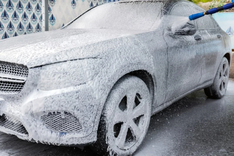 The Benefits of Using Foam Pre-Wash Before Rinsing for a Cleaner Car