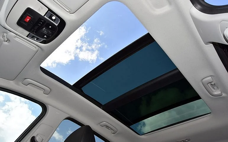 How to Clean Sunroofs and Panoramic Glass Roofs for a Clear View