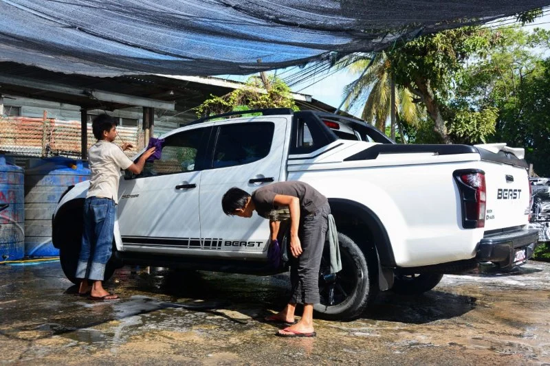 How to Wash Pickup Trucks with Bed Covers