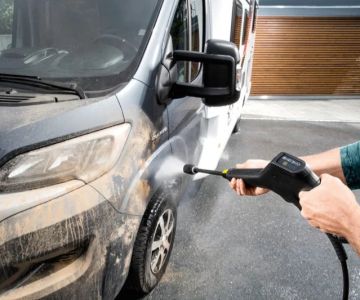 How to Wash a Car with Roof-Mounted Lights Safely